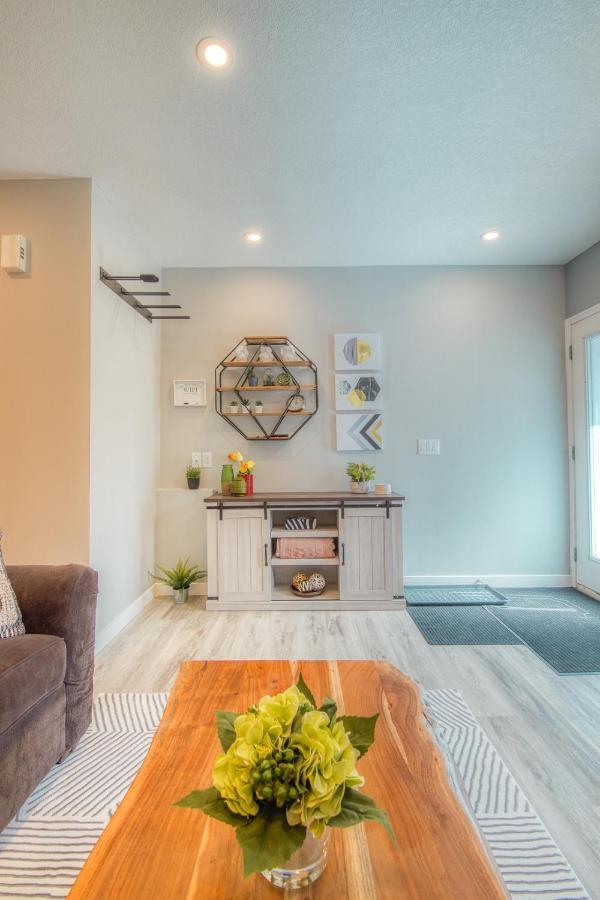 Beautiful Newly Reno 2Bdm 2 Bth Sleep Up To 6 Adults & Kids Mountain View Townhouse Suite Canmore Eksteriør billede