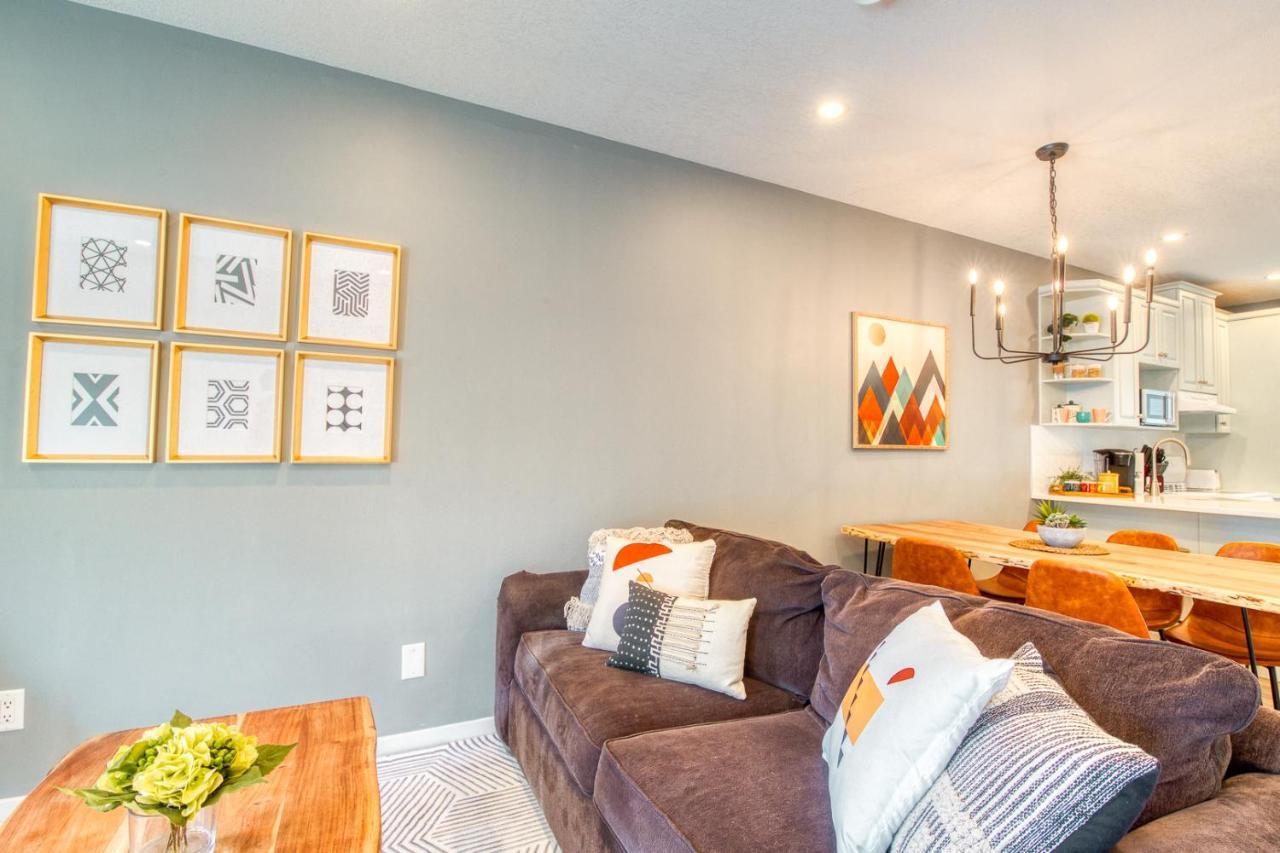 Beautiful Newly Reno 2Bdm 2 Bth Sleep Up To 6 Adults & Kids Mountain View Townhouse Suite Canmore Eksteriør billede